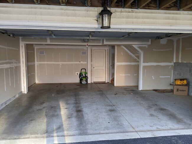 2 car garage - 523 Moreland Ct N