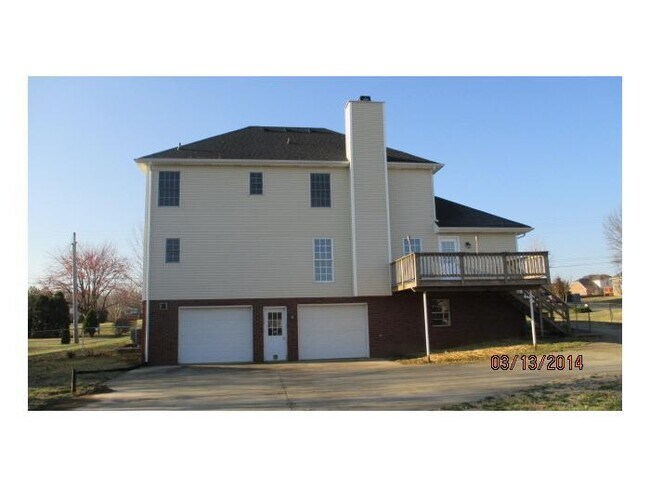 Building Photo - 5 Bedroom 2 1/2 Bath Home For Rent!