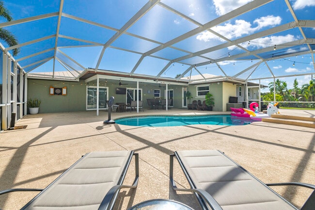 Building Photo - 762 SE River Ln