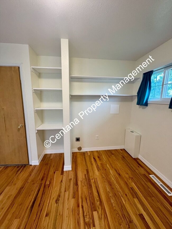 Building Photo - 3 Bed 1 Bath located on the flats