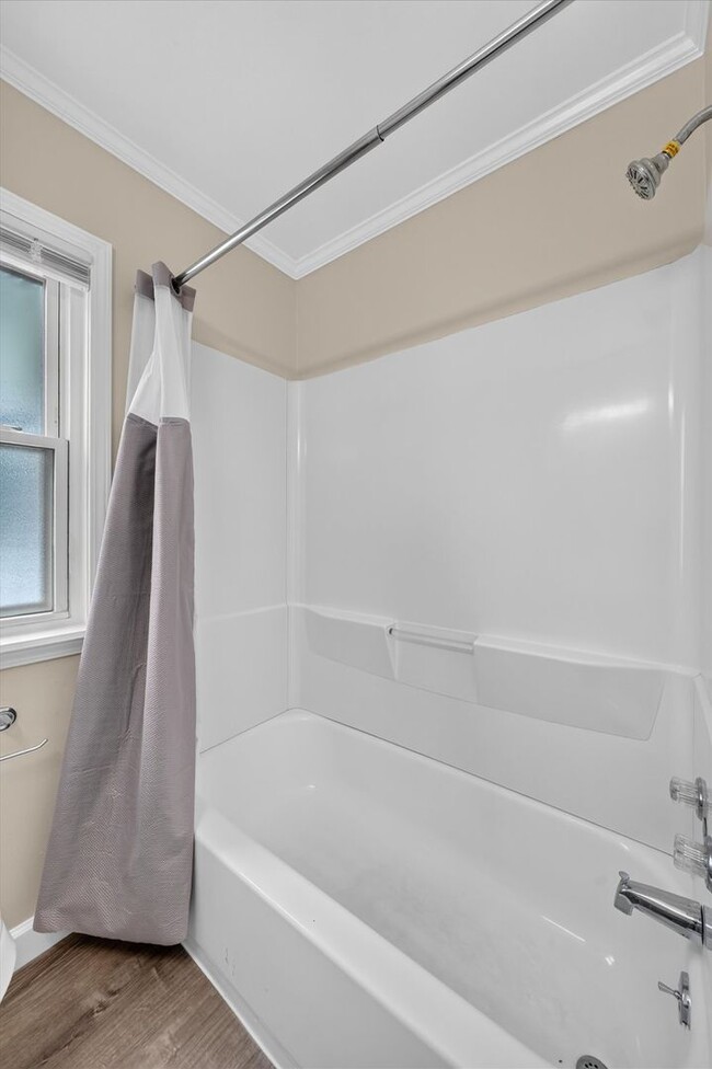 Building Photo - Charming 3-Bedroom Bungalow for Rent in Lincoln Park