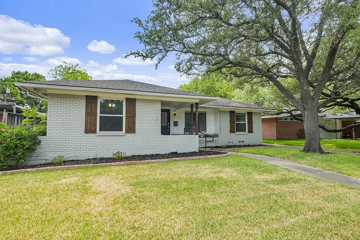 Building Photo - Remarkable Lakewood home steps from Ridgewood Park