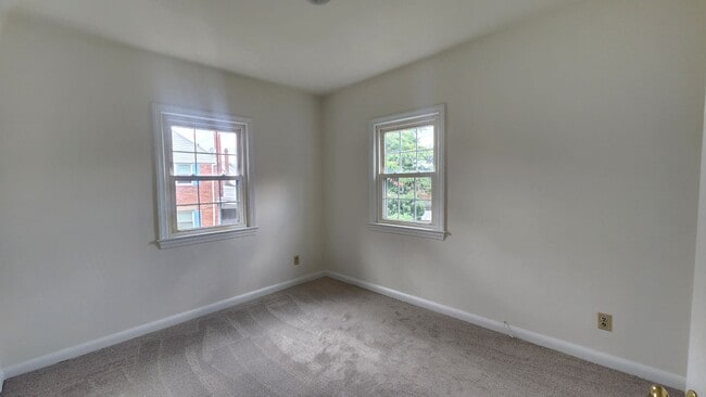 Building Photo - Duplex Close to Shirlington