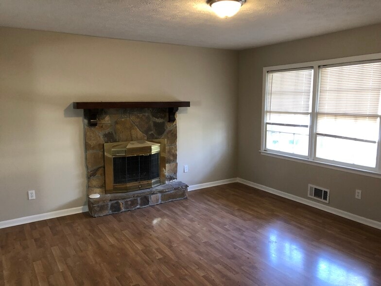 Building Photo - 1015 Eastview Rd NE