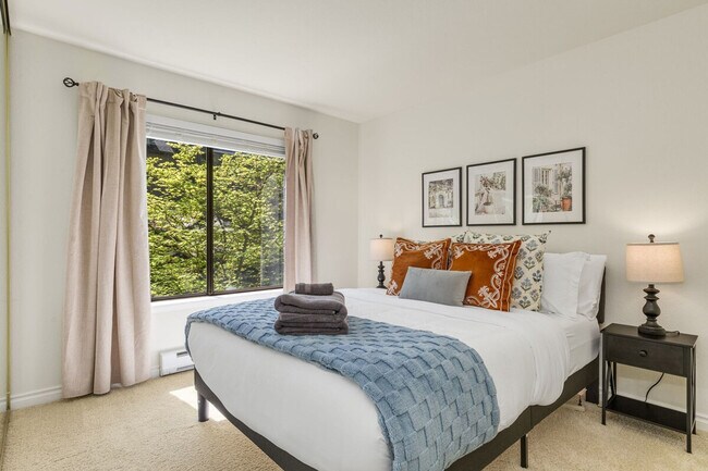 Building Photo - 1264 Bellevue Way NE