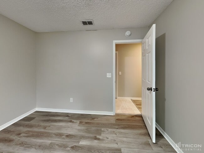 Building Photo - 8911 Country Bend Cir N