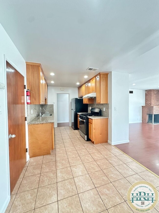 Building Photo - Spacious & Bright 3BR|2BA House in the Heart of San Lorenzo