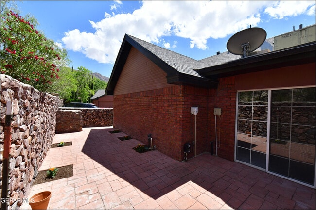 Building Photo - 31 Stratford Hall Cir