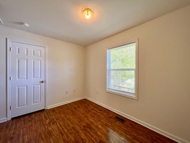 Building Photo - 3 Bedroom in West Asheville!