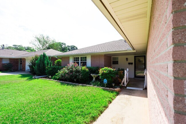 Building Photo - Beautiful home in Lake Park addition in Be...