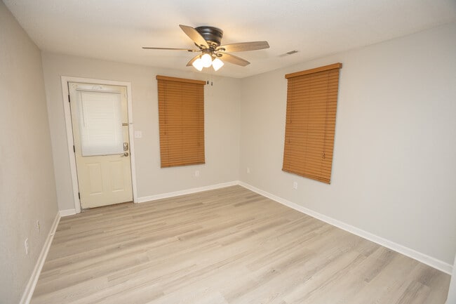 Building Photo - 917 Harding St