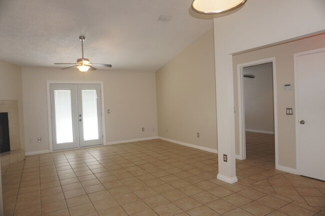 Building Photo - 3 Bedroom 2 Bathroom Corner lot home