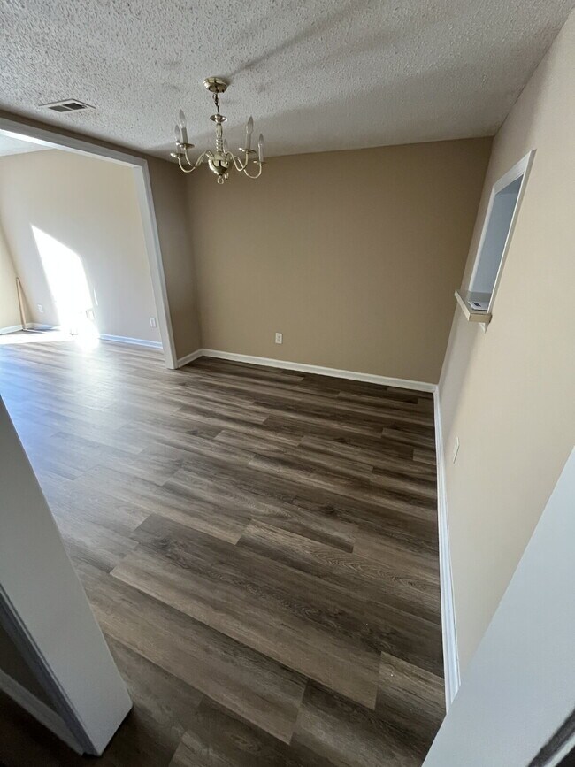 Building Photo - 917 Shelby Dr