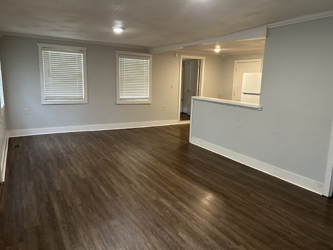 Building Photo - "Charming 3-Bedroom Home with 2 Full Baths...