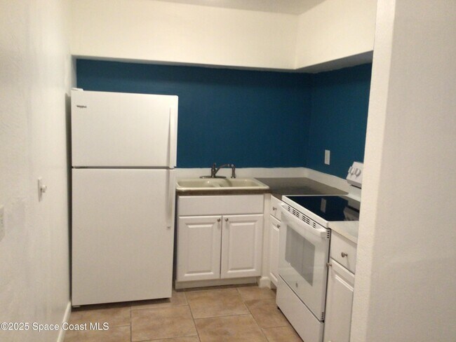 Building Photo - 220 Columbia Dr