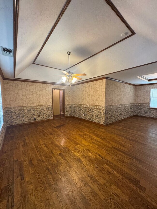 Building Photo - Adorable 4bedrooms 2bathrooms 2car garage ...