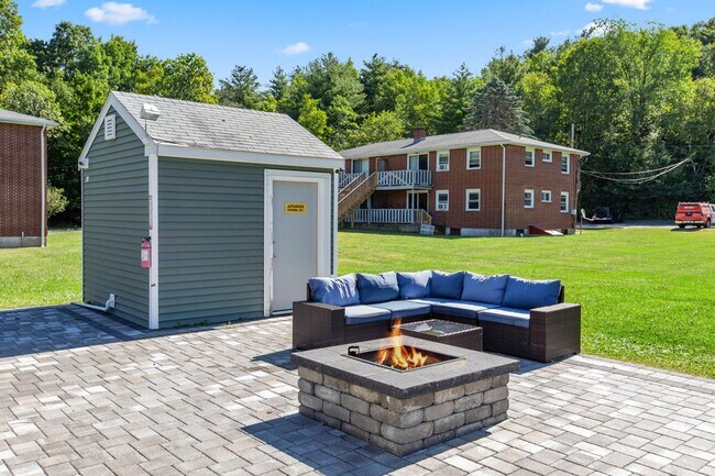 Building Photo - 12 Manor Dr