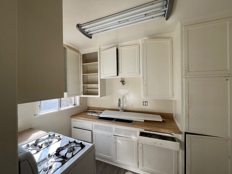 Building Photo - 126 N Maple St