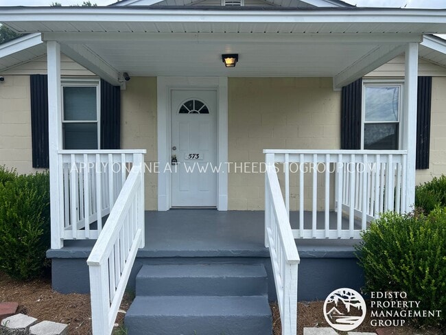 Building Photo - Charming 3BR Home with Screened Porch & Sp...