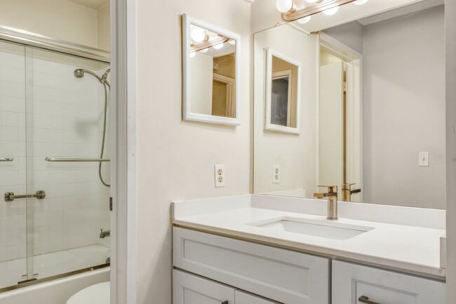 Building Photo - Sunny, 1 bedroom located on the 2nd floor ...