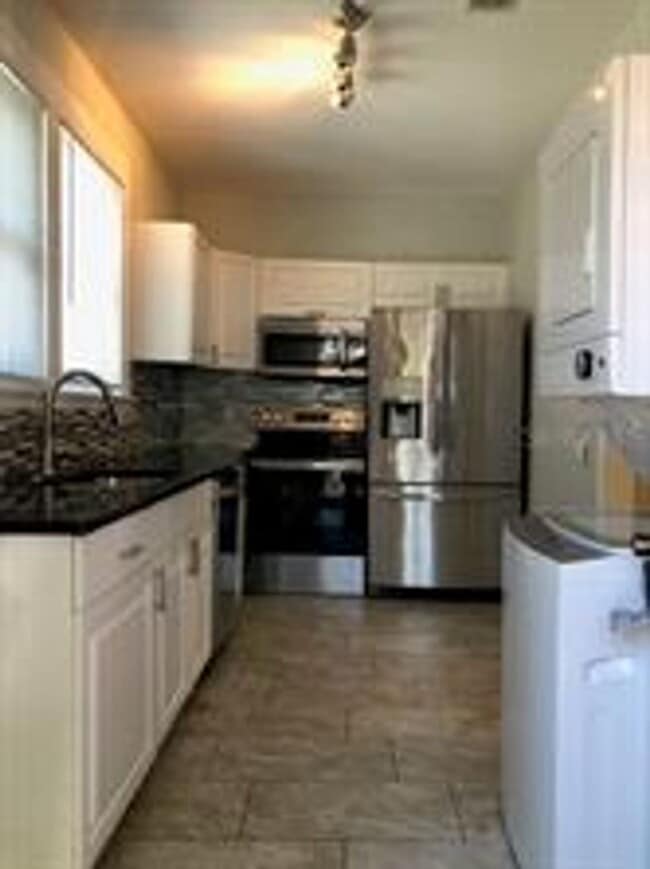 Building Photo - 2 Bedroom / 2 Bath Bungalow in Sanford's Historic District!