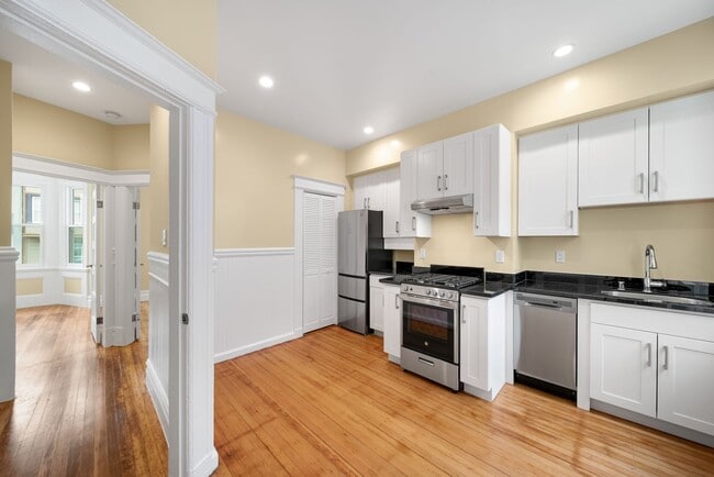 Building Photo - Remodeled pet friendly 1BR w/ shared roof deck, new kitchen, laundry