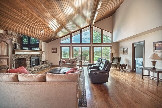 Building Photo - Luxury Living at Camels RIdge