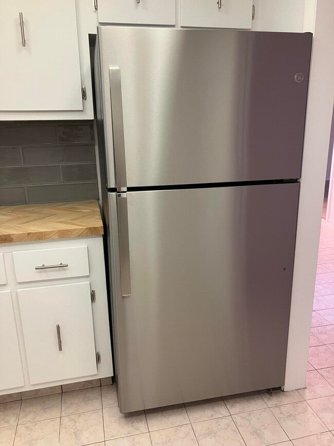 Building Photo - 5483 Cresthaven Blvd