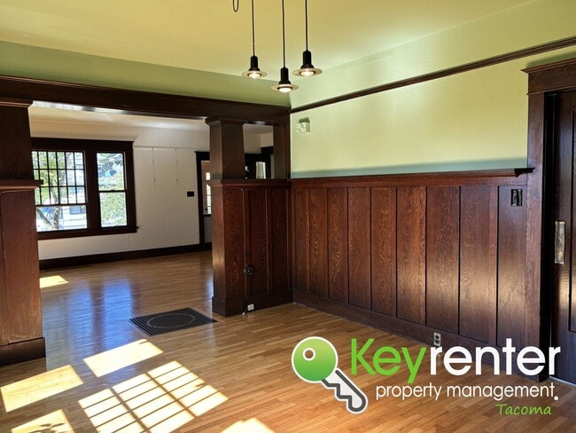 Building Photo - One of a Kind Craftsman House in Tacoma!