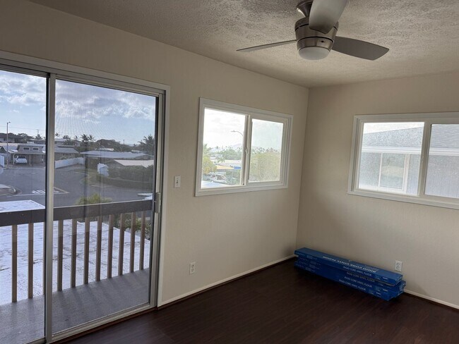 Building Photo - Hawaii Kai, Upstairs duplex, small 3 bedroom, 1 bath newly renovated duplex unit, No pets