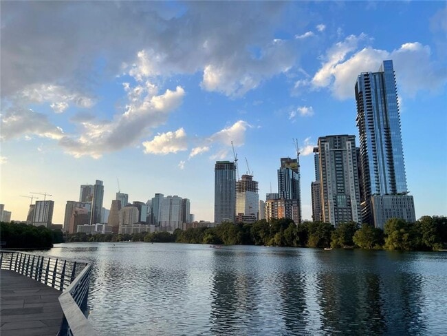Building Photo - 1bed/1bath condo in 78704