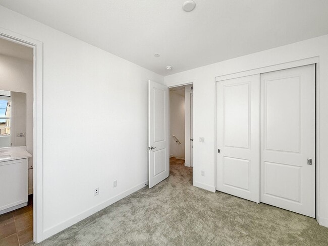 Building Photo - Newly Constructed 2B/2.5BA Townhome in Esc...