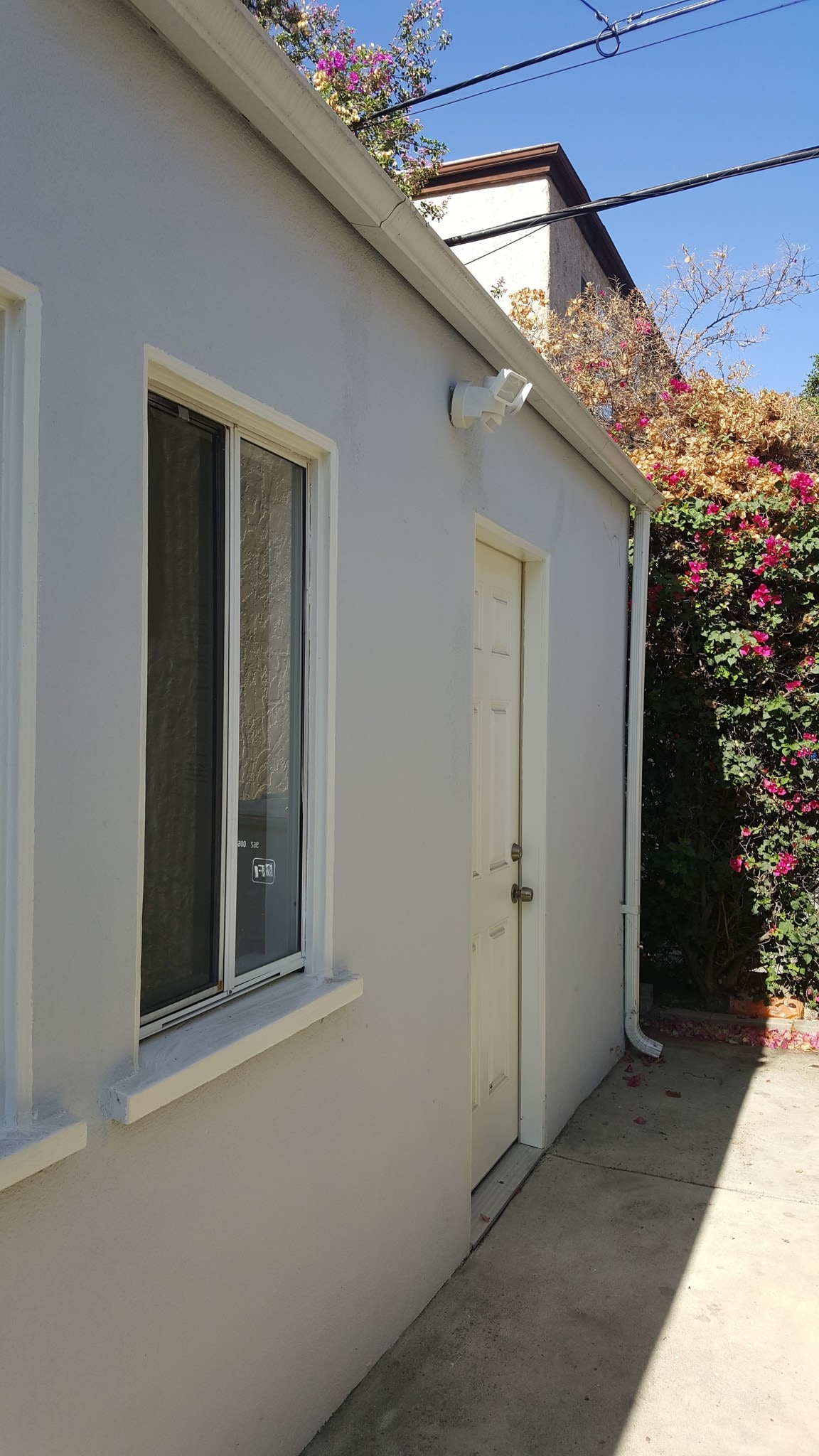 LAUNDRY AREA SEC CAMERA & MOTION SENSOR LIGHT - 305 N Palm Ave