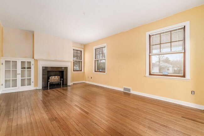 Building Photo - 683 S Roosevelt Ave