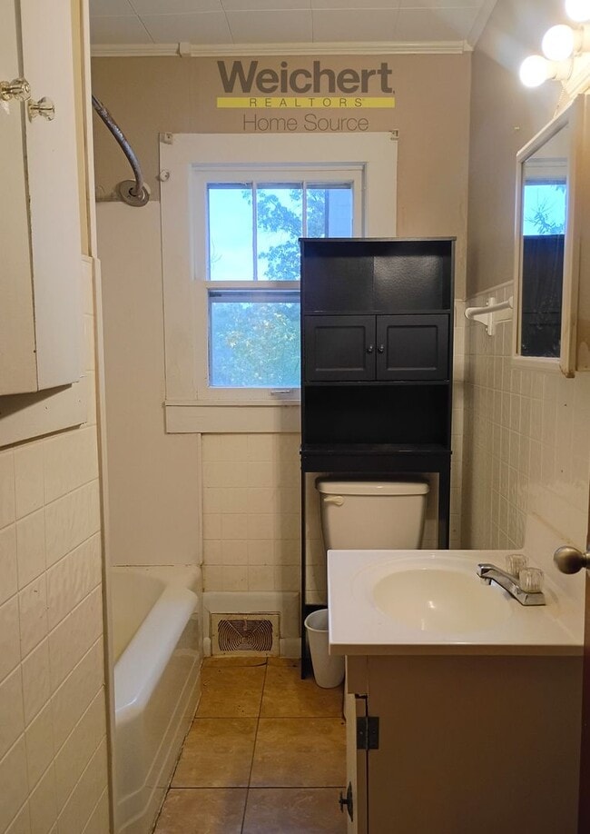 Building Photo - 3BR Home with Basement, Screened Porch & Garage