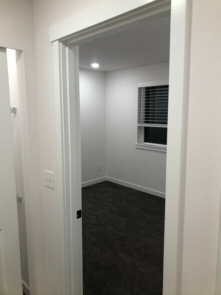 Building Photo - 7411 S Park Ave