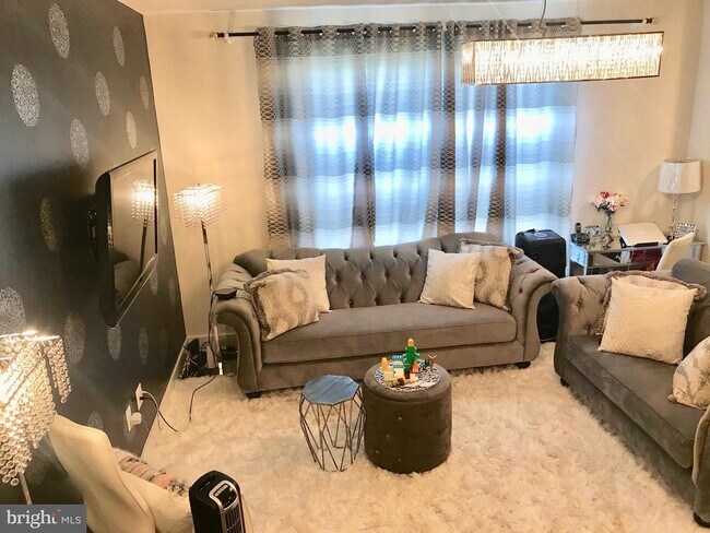 Building Photo - 11 Silverway Dr