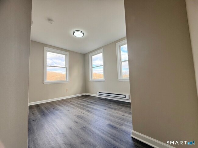 Building Photo - 3 Maple St