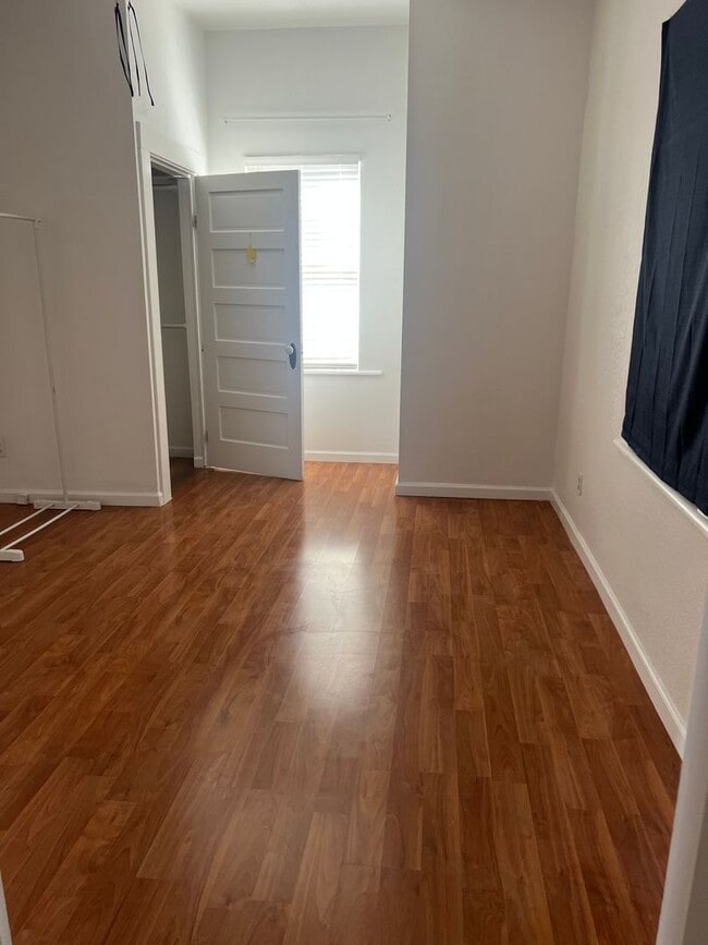 Building Photo - Beautiful 2 bedroom home with large detatched garage