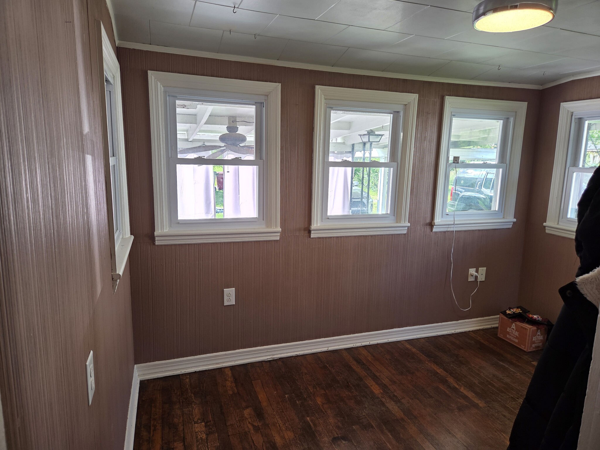 Sunroom/Entryway - 905 E Holston Ave
