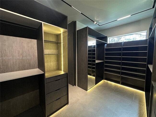 Building Photo - 1065 NE 119th St