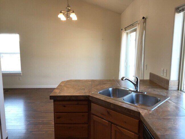 Building Photo - Hard to find 4 Bed, 3 Full Bath Home