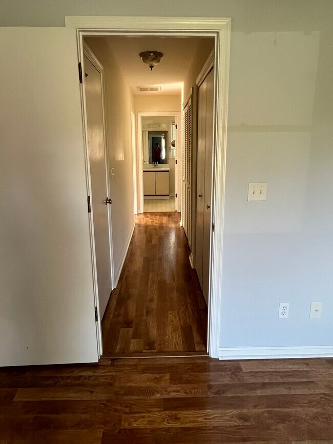 Hallway between bedrooms/master bathroom - 103 Birdwood Ct