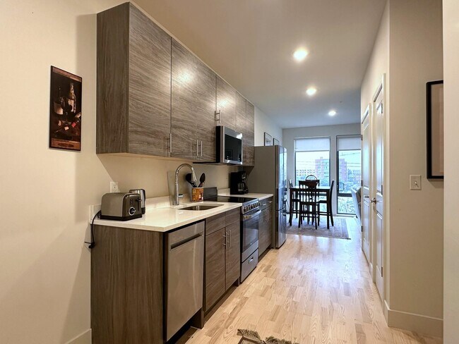 Primary Photo - 400 Claremont Ave