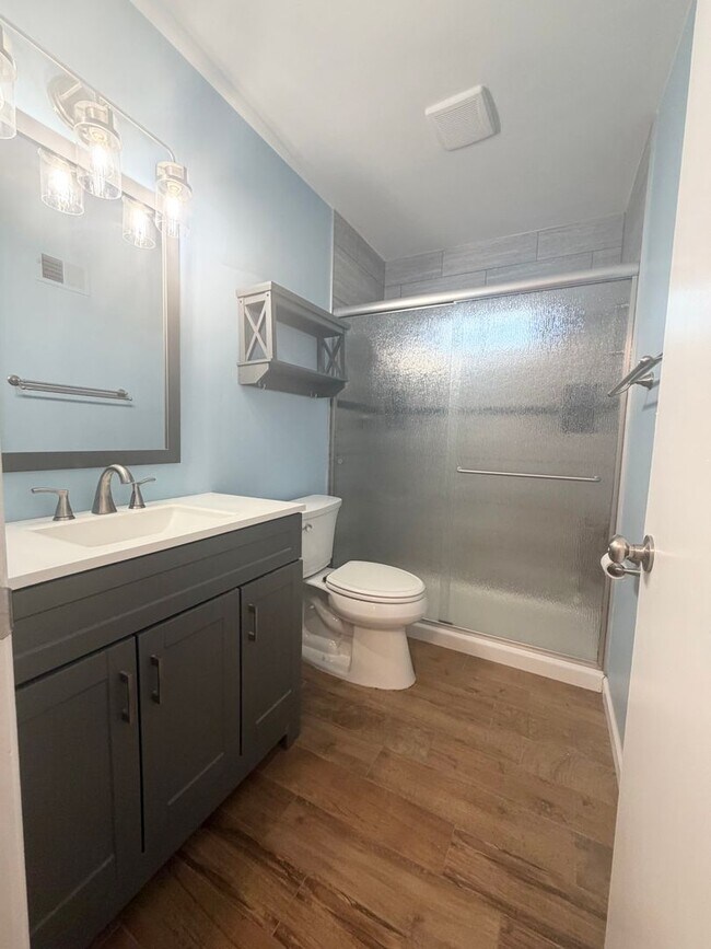 Building Photo - Crestwood Charm 3bd 2bth SFH