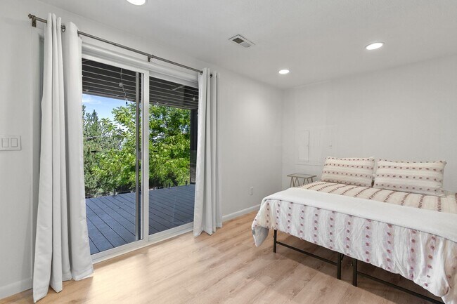 Building Photo - Beautifully Remodeled Execute Home - Parti...