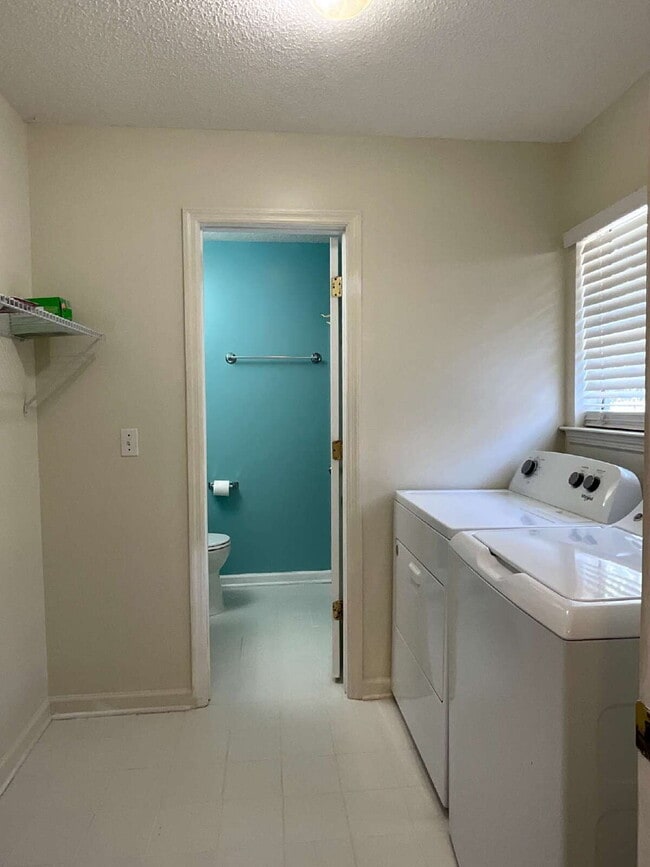 Building Photo - ALL Utilities Included