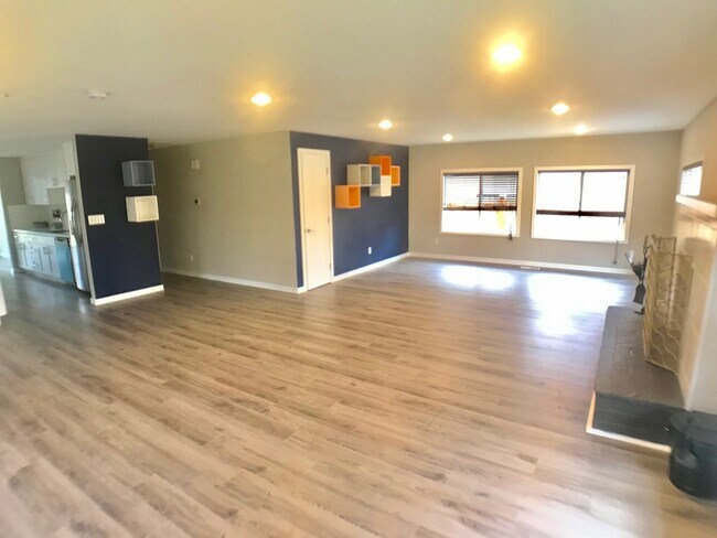 Primary Photo - Great House for Rent