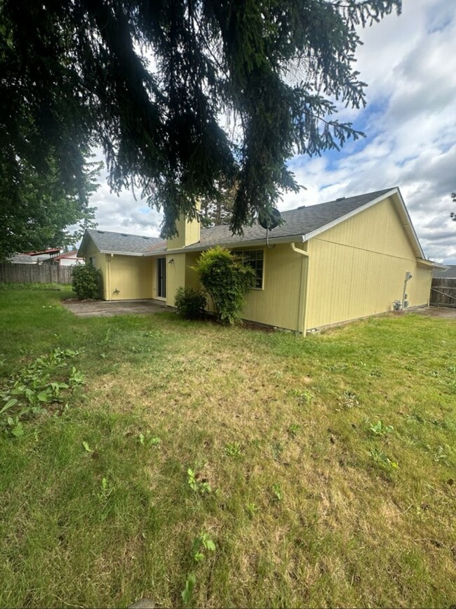 Building Photo - Ranch, 2 Bedroom + Bonus Room / Office.
