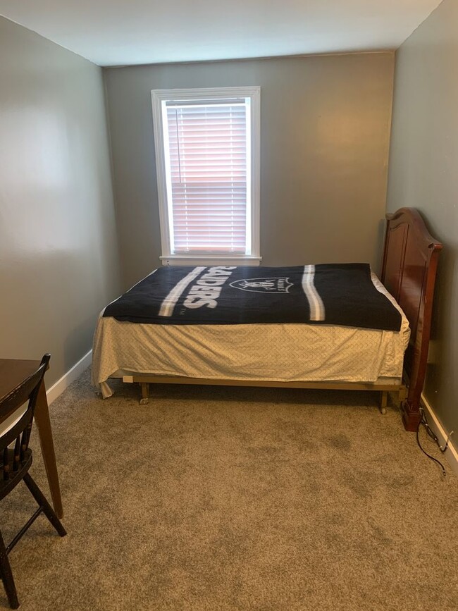 Building Photo - THREE BEDROOM TOWNHOME
